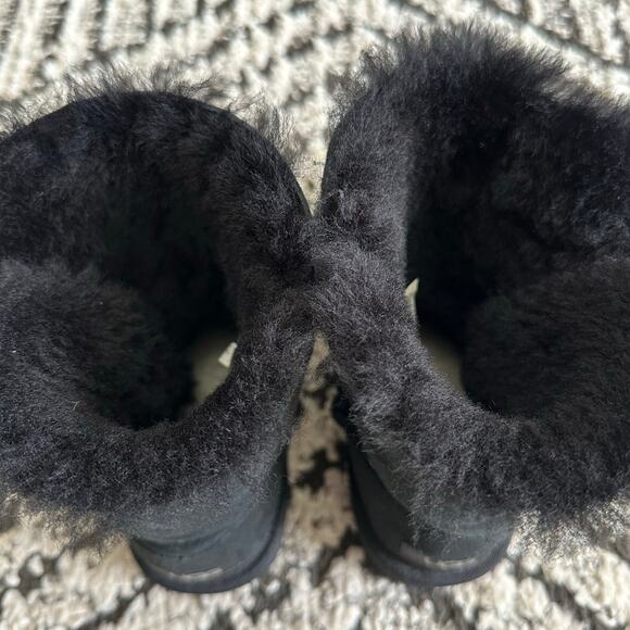 Girls UGG Bailey Button Black Size 2 - Picture 9 of 9
